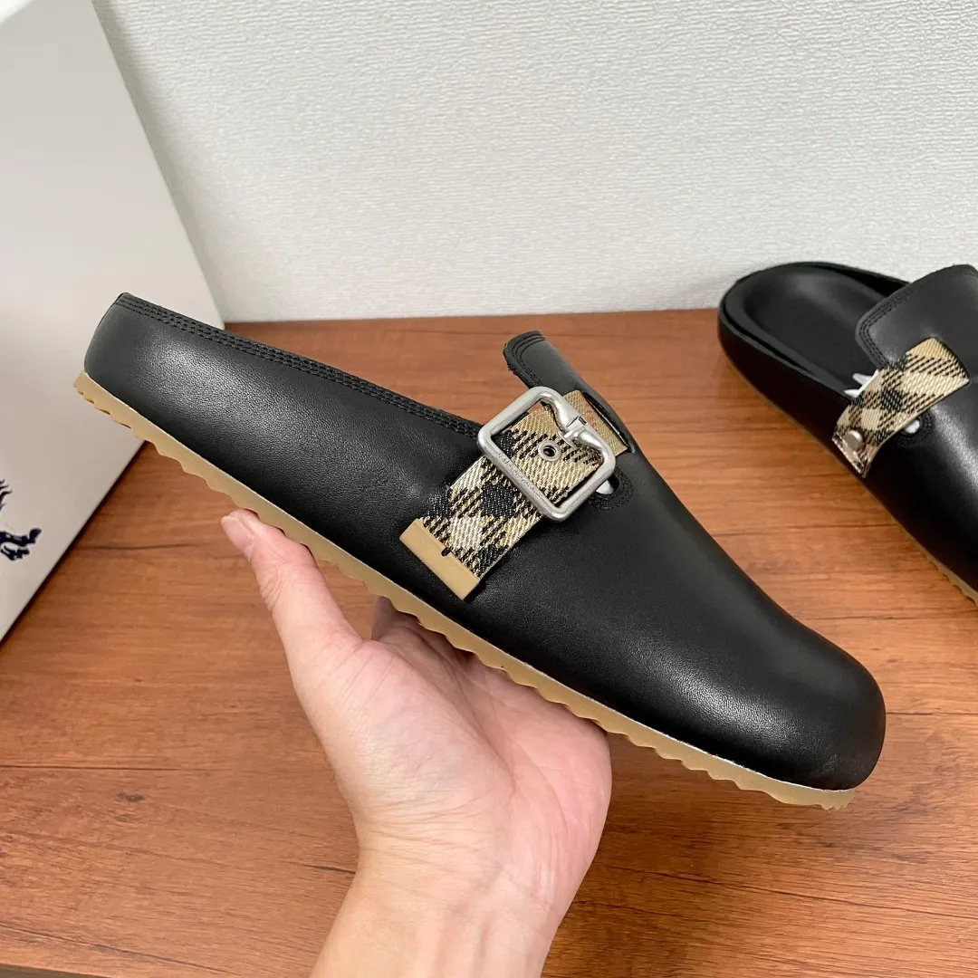 Men's Men's Shoes 💰360 [New Style] 🐝🐝Burberry New Burberry - Men's Checked Leather Urchin Half-Flop Sandal Made of soft suede cowhide and calfskin, these half-flop sandals feature an adjustable B-shaped buckle strap and are decorated with the signature sand-colored Burberry check in jacquard worsted. The upper wraps around the midsole and is paired with a sole made of the same upper material with an embossed logo on the heel and a wavy rubber outsole embellished with the Burberry lettering. Fashionable and casual! Comes with full set of original packaging dust bag! Code number: 39-40-41-42-43-44 standard code (38/45 can be customized and returns and exchanges are not supported)